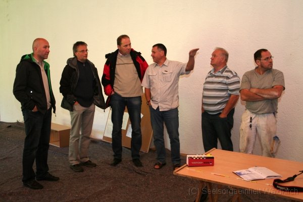 20110810 (13)a-600.jpg - Pfarrer Heinz Vogel (links) hält Besprechung mit Stifungsrat, Architekt und Maler